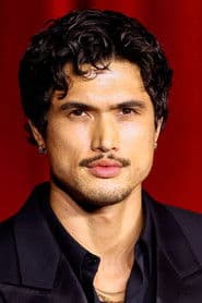 Foto del actor Charles Melton