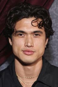 Foto del actor Charles Melton
