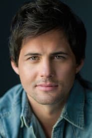 Foto del actor Kristoffer Polaha
