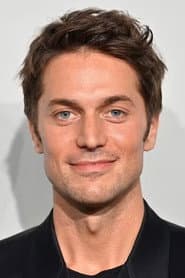 Foto del actor Lucas Bravo